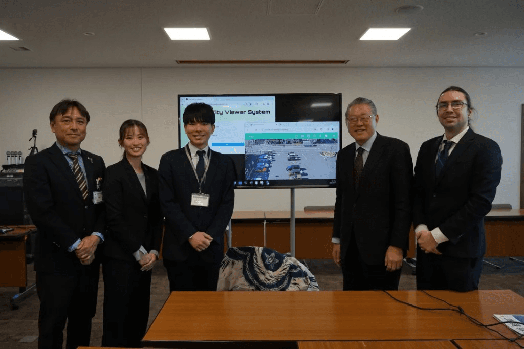 秩父市先端技術推進課のメンバーと株式会社アーベルソフトの担当者ら