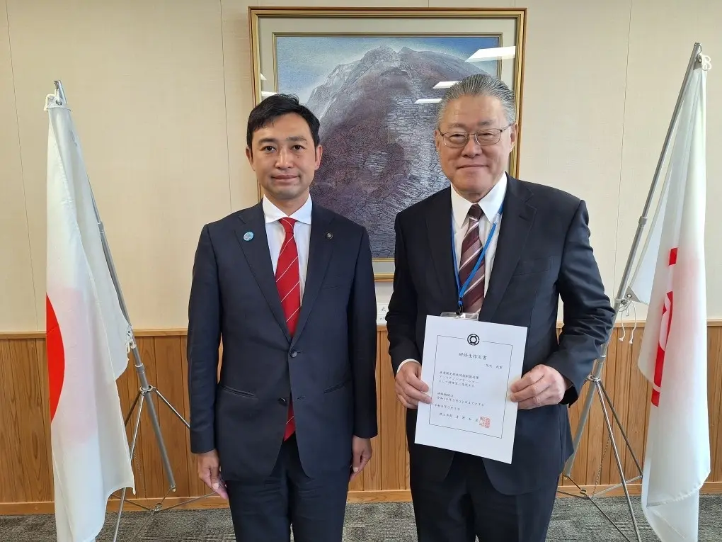 秩父市 清野和彦市長と株式会社アーベルソフト 矢吹武重氏(委嘱状授与の様子)